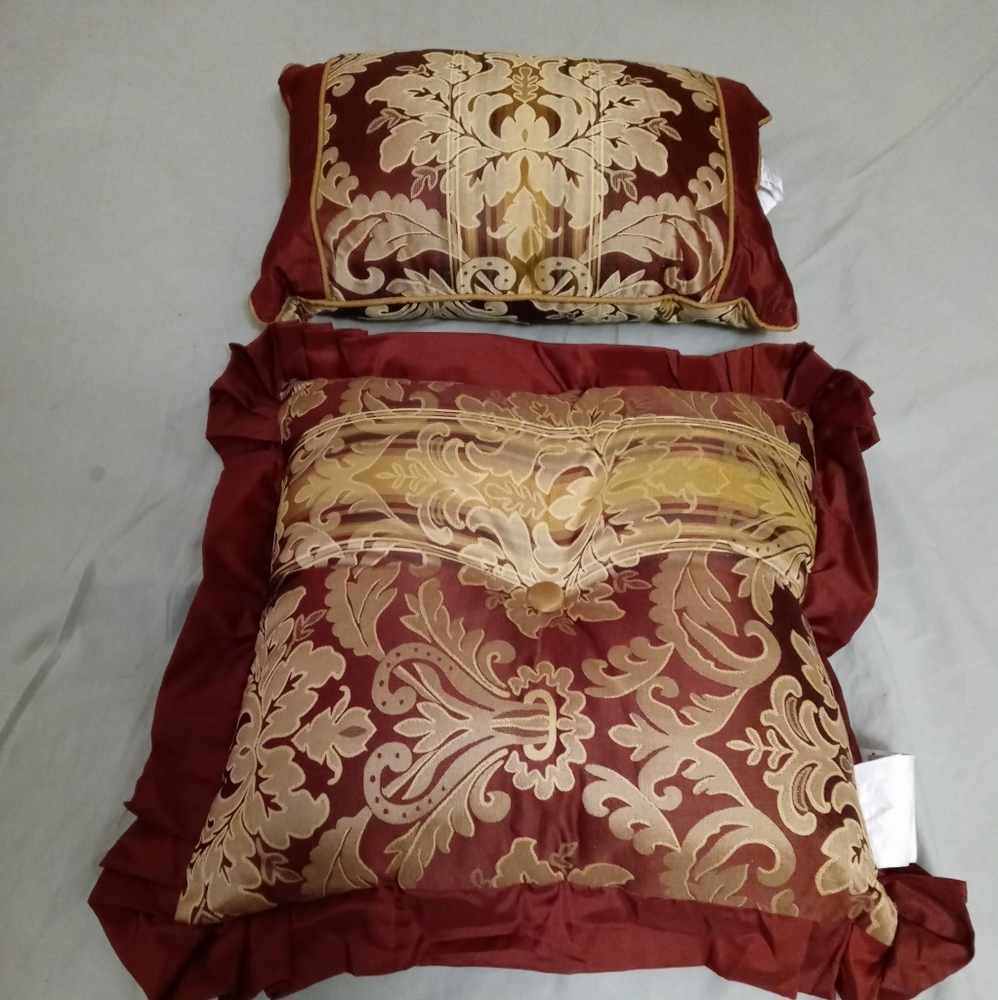 🏩TWO VICTORIA CLASSIC PILLOWS🎁🐧